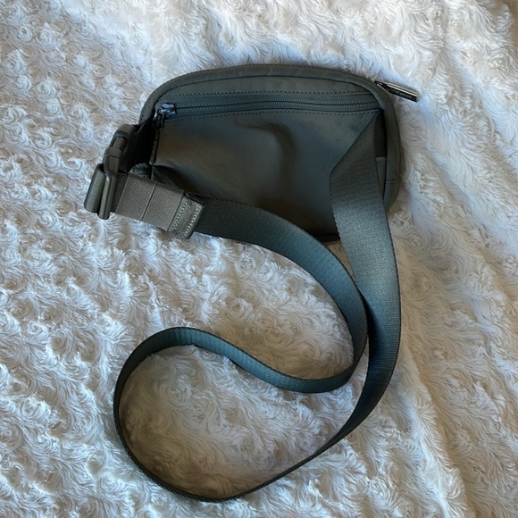 🛍️LULULEMON EVERYWHERE BELT BAG🛍️  Size 1L - Picture 2 of 10
